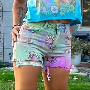 tie dye hippie jean shorts 🌺✨🤍